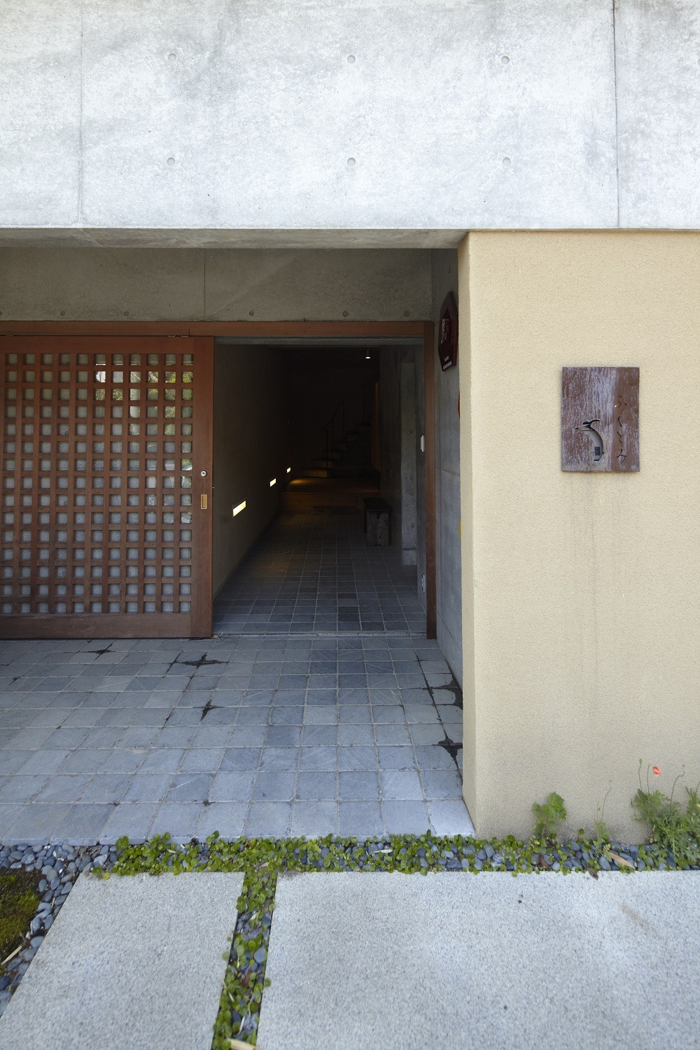 玄関事例：玄関ポーチ（北鎌倉の家～伝統美と遊び心が融合する家）