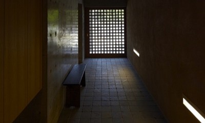 北鎌倉の家～伝統美と遊び心が融合する家 (玄関)