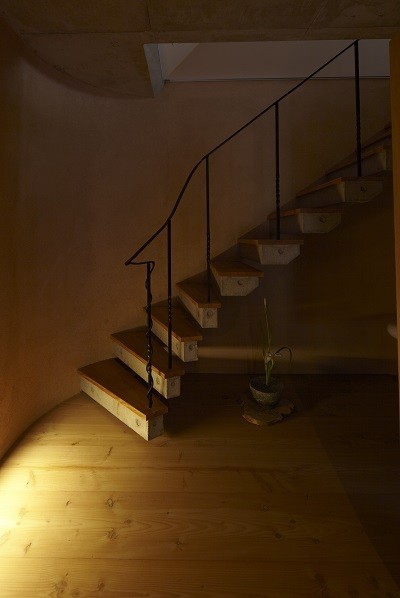 階段 (北鎌倉の家～伝統美と遊び心が融合する家)