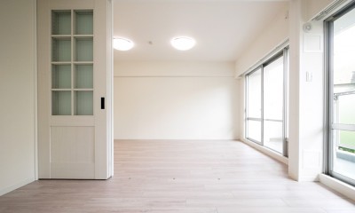 リビングと洋室｜ナチュラルな白木調の部屋