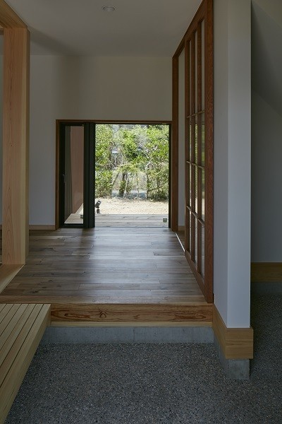 玄関 (大草の家～猫と暮らすやさしいデザインの家)