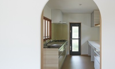 大草の家～猫と暮らすやさしいデザインの家 (キッチン)