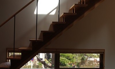 紅花居～百日紅と桜並木に囲まれた木箱の家 (階段)