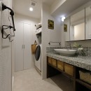 自然素材のぬくもりの家の写真 並んで使える広めの洗面スペース