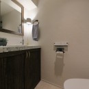 自然素材のぬくもりの家の写真 ゆったりスペースのトイレ