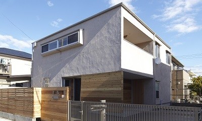 黒部丘の家～湘南の紙飛行機屋根の2世帯住宅 (外観)