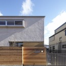 黒部丘の家～湘南の紙飛行機屋根の2世帯住宅の写真 外観