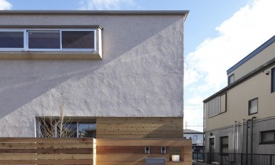 黒部丘の家～湘南の紙飛行機屋根の2世帯住宅 (外観)