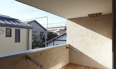 黒部丘の家～湘南の紙飛行機屋根の2世帯住宅 (テラス)