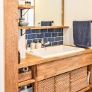 シーリングファンの似合う家の写真 洗面室