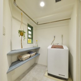 シンプルで機能的な脱衣室 (癒しの空間　小上がりの和スペース)