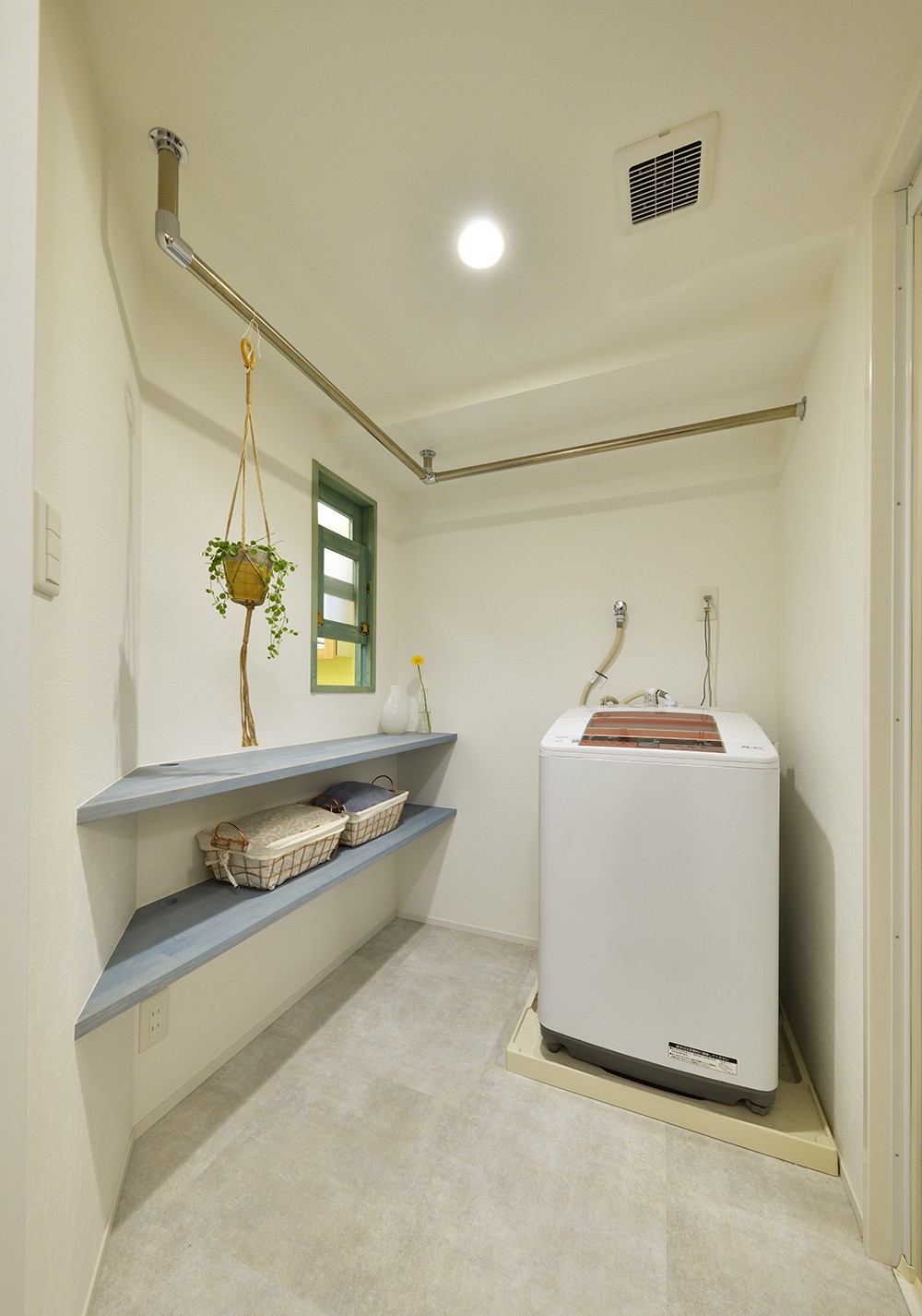 バス/トイレ事例：シンプルで機能的な脱衣室（癒しの空間　小上がりの和スペース）