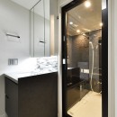 コンパクト＆スタイリッシュ　都市型リノベーションの写真 高級感のある洗面室とバスルーム