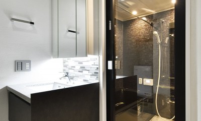 コンパクト＆スタイリッシュ　都市型リノベーション (高級感のある洗面室とバスルーム)