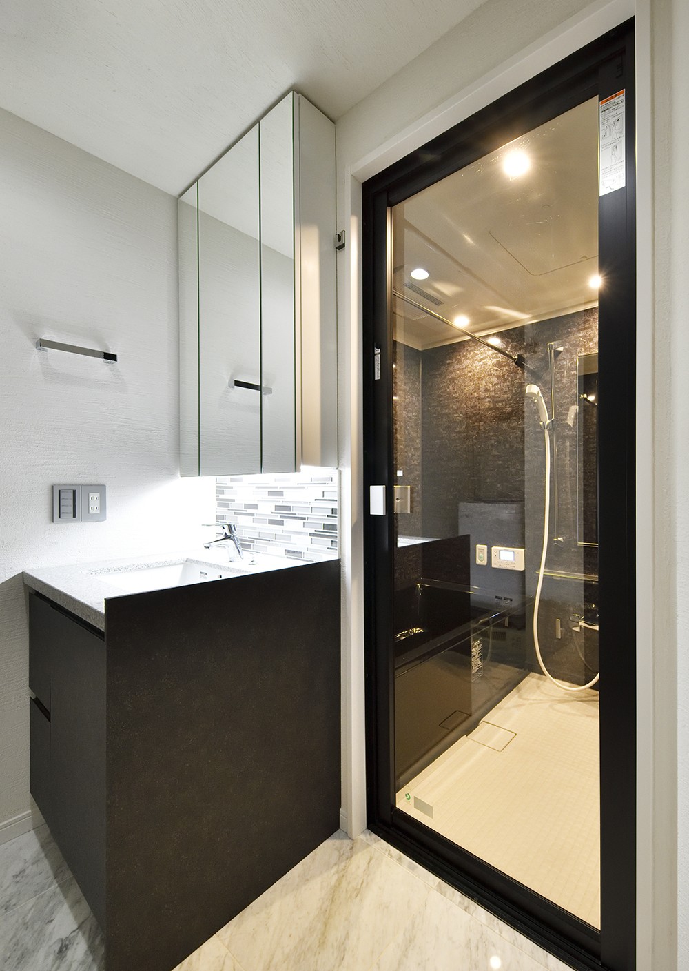 バス/トイレ事例：高級感のある洗面室とバスルーム（コンパクト＆スタイリッシュ　都市型リノベーション）