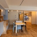 武蔵小山の家 「pique-nique house」の写真 ダイニングよりキッチンと寝室