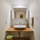 ナチュラルな暮らしへ　自然素材の住まいの写真 白を基調とした爽やかな洗面室