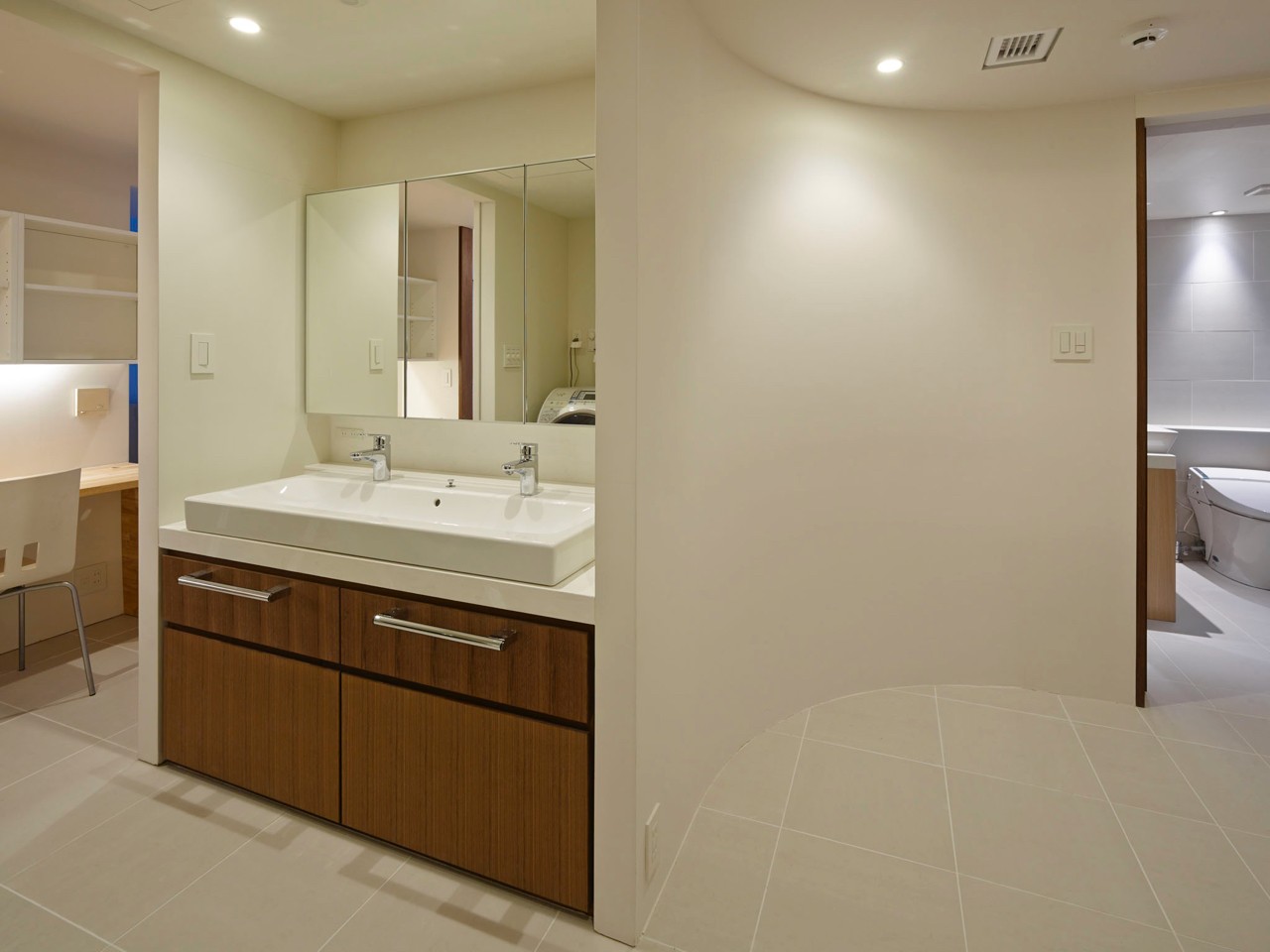 バス/トイレ事例：R壁の廊下と洗面スペース（深沢の家）