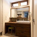 ３面採光の快適な住まいの写真 木目調のシックな洗面室
