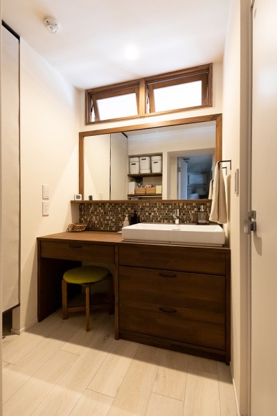 木目調のシックな洗面室 (３面採光の快適な住まい)