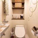 ３面採光の快適な住まいの写真 シンプルなトイレに遊び心をプラス