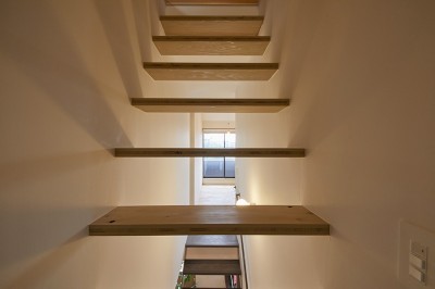 階段 (土間を楽しむスキップフロアの家)