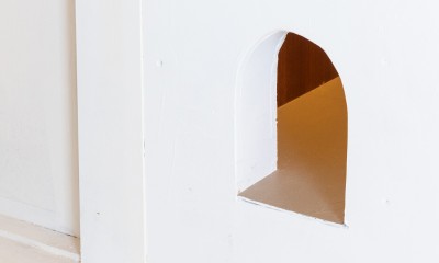 ２つのトンネルのあるアトリエ (アトリエ2　―　愛猫用の小さな窓)
