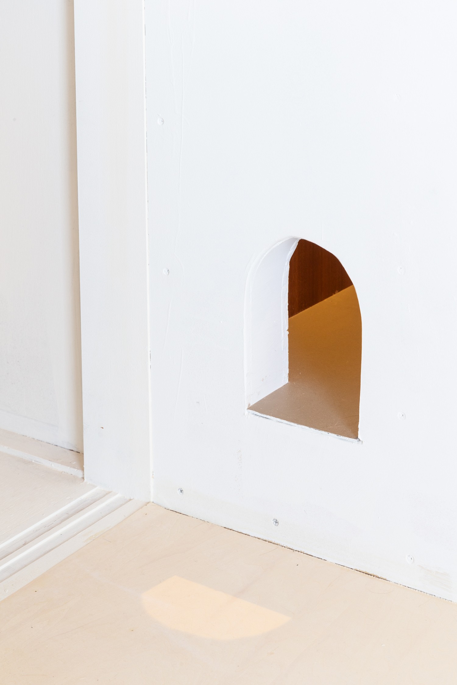 書斎事例：アトリエ2　―　愛猫用の小さな窓（２つのトンネルのあるアトリエ）