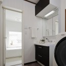 のびのび暮らせる家づくりの写真 モノトーンでスタイリッシュな洗面室