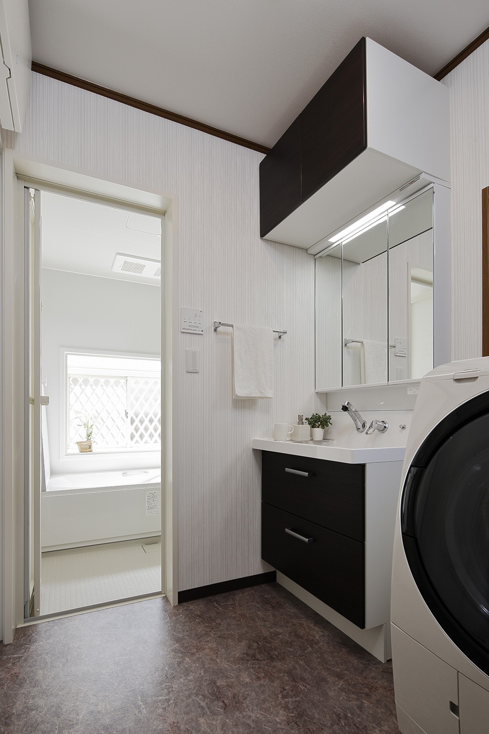 バス/トイレ事例：モノトーンでスタイリッシュな洗面室（のびのび暮らせる家づくり）