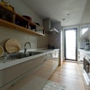マントルピースの似合うマンションリノベの写真 お気に入りの食器やツールが並ぶキッチン