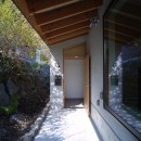 高山村の小さな家の写真 玄関へのアプローチ