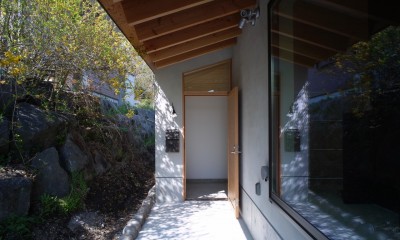 高山村の小さな家 (玄関へのアプローチ)