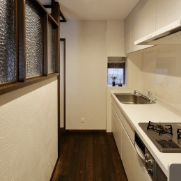 白を基調とした清潔感のあるキッチン (癒しのアジアンリゾートの住まい)