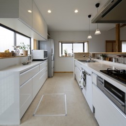 白で統一した明るいキッチン (郊外に暮らしたい　中古リフォームでのびのび子育て)