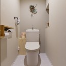 横浜市N様邸 ～色のマジック～の写真 スッキリ空間のトイレ