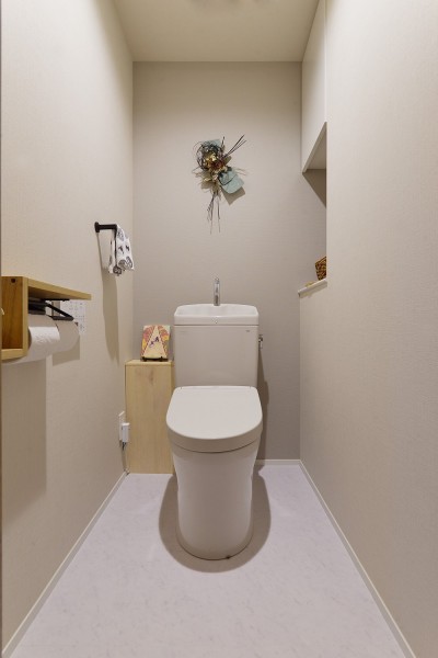 スッキリ空間のトイレ (横浜市N様邸 ～色のマジック～)