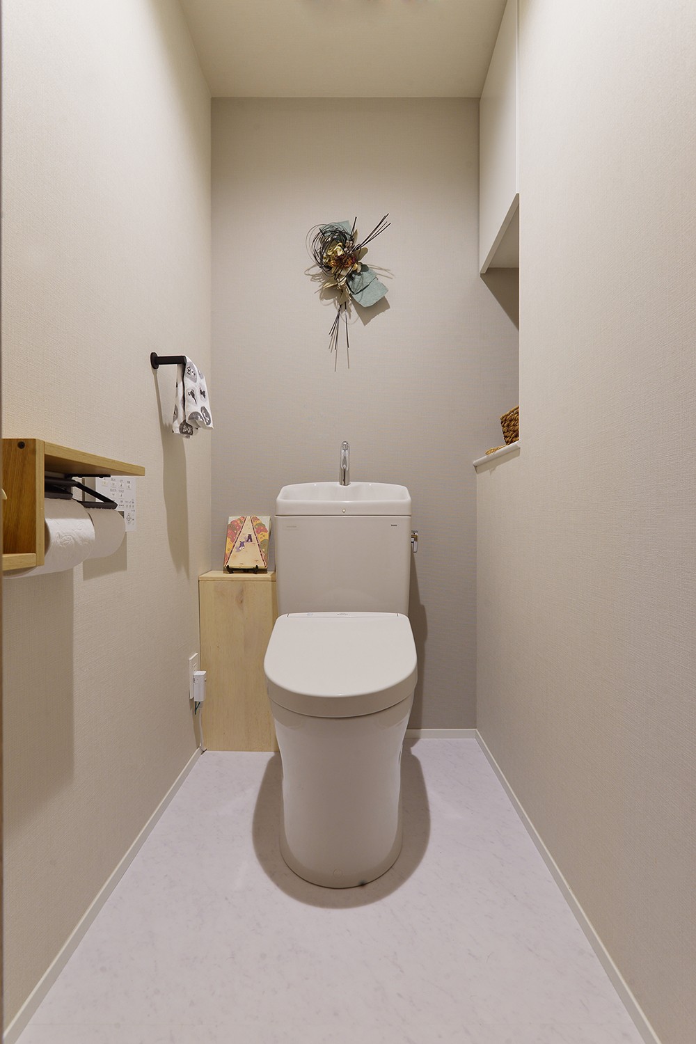 バス/トイレ事例：スッキリ空間のトイレ（横浜市N様邸 ～色のマジック～）