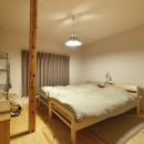 リビングで体力増強！　雲梯のある家の写真 自然素材で温かみのある寝室
