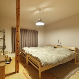 自然素材で温かみのある寝室 (リビングで体力増強！　雲梯のある家)