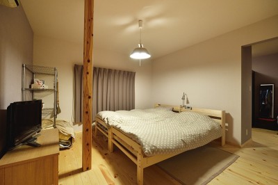自然素材で温かみのある寝室 (リビングで体力増強！　雲梯のある家)