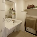 玄関からオールバリアフリーの住まいの写真 清潔感のある白を基調とした洗面室