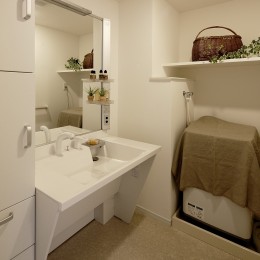玄関からオールバリアフリーの住まい (清潔感のある白を基調とした洗面室)