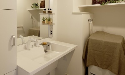 玄関からオールバリアフリーの住まい (清潔感のある白を基調とした洗面室)