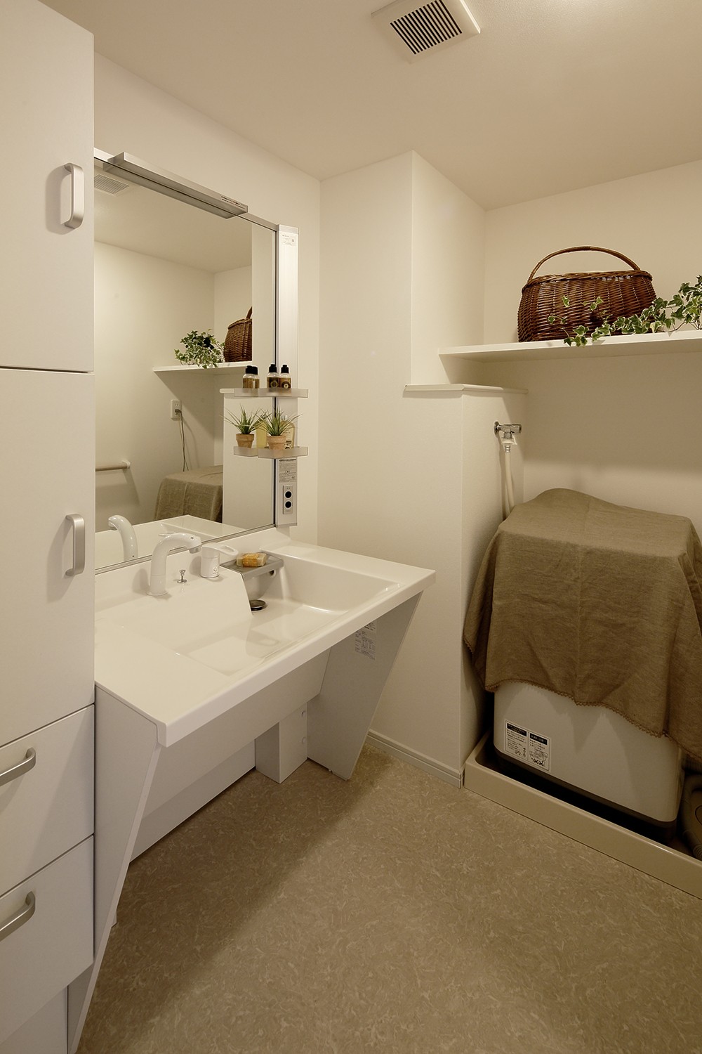 バス/トイレ事例：清潔感のある白を基調とした洗面室（玄関からオールバリアフリーの住まい）