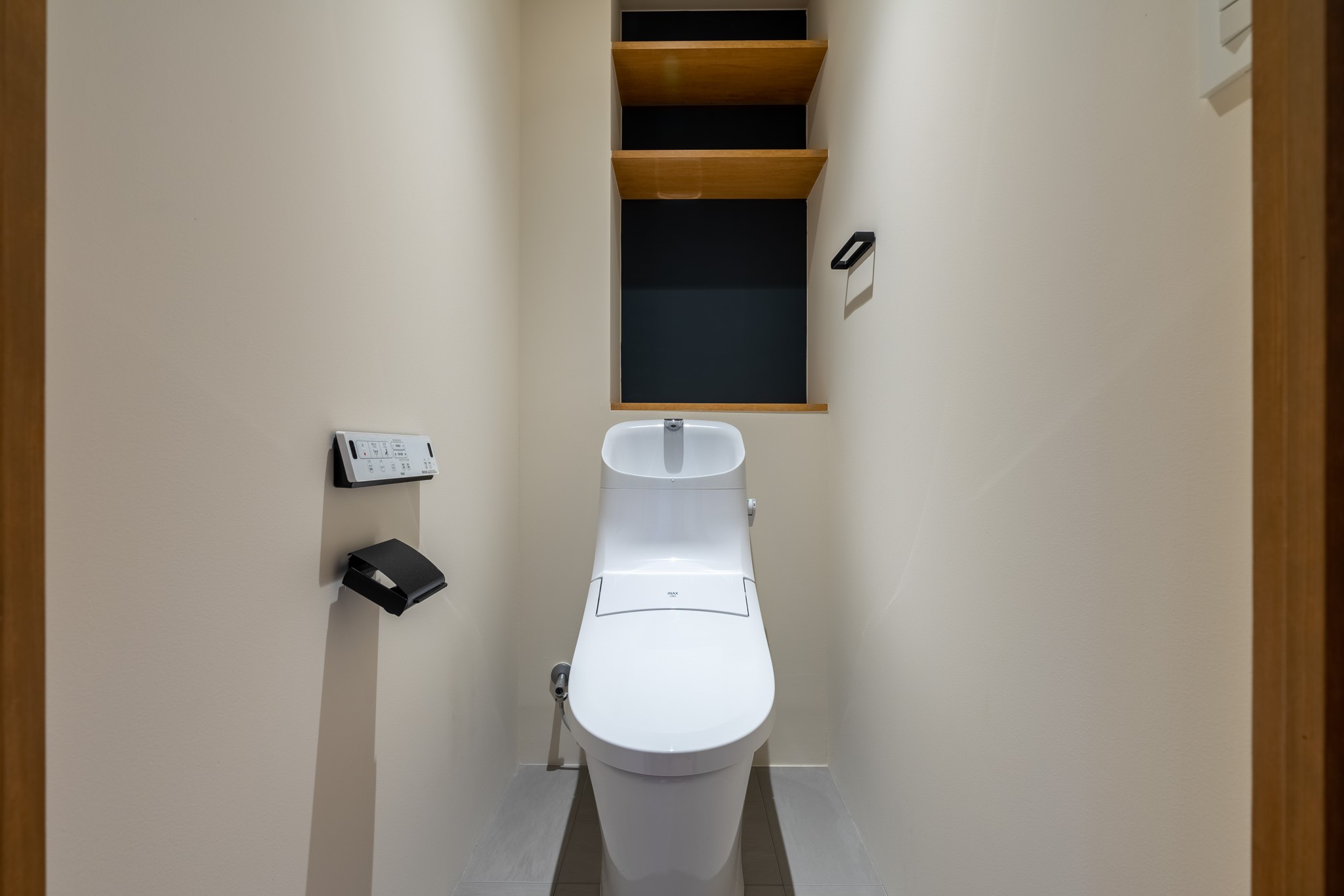 バス/トイレ事例：アクセント壁が映えるトイレ空間（EN（縁）～　粗さとキレイさが融合したインダストリアルテイストなリノベ空間！）