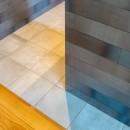 EN（縁）～　粗さとキレイさが融合したインダストリアルテイストなリノベ空間！の写真 LDKの床面と壁素材