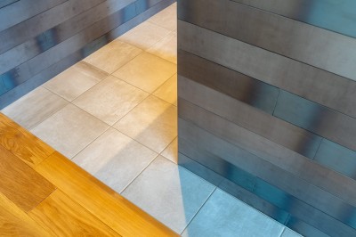 LDKの床面と壁素材 (EN（縁）～　粗さとキレイさが融合したインダストリアルテイストなリノベ空間！)