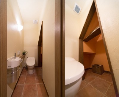 階段下の収納スペースも取り入れたトイレ (趣味を満喫するDJブース付き書斎)