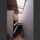 城陽の事務所＋二世帯住宅〜屋根を変形させた鉄骨＋木造３階建の写真 階段